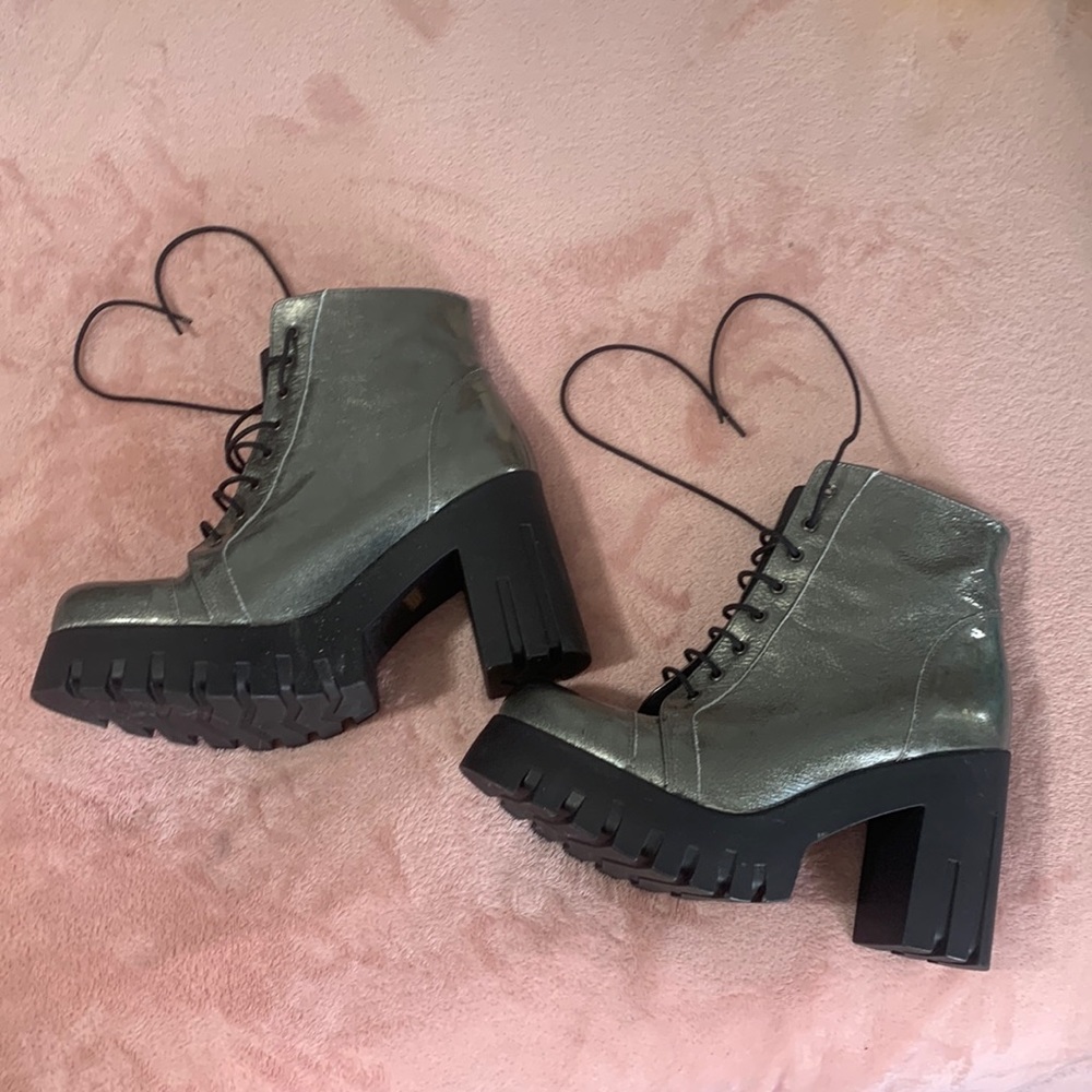 Size: US 9 Womens Mettalic Boot with Heel